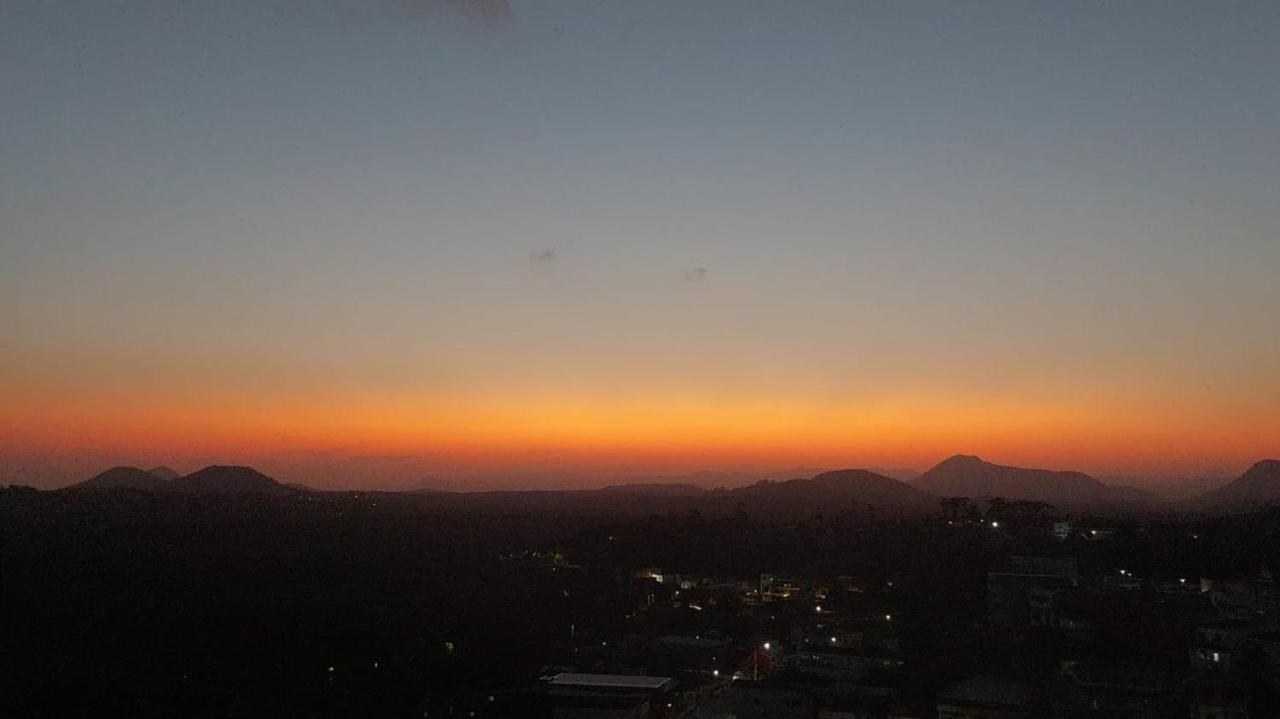 Aconchegante, Linda Vista E Com Garagem
